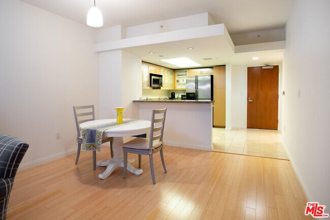 Building Photo - 13700 Marina Pointe Dr