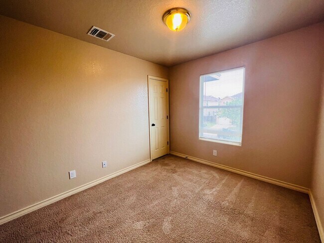 Building Photo - 5105 Flipper Dr
