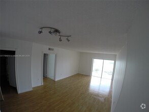 Building Photo - 400 Kings Point Dr