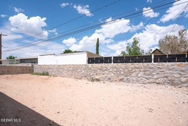 Building Photo - 1313 Meadow Rd
