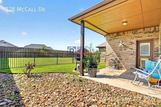 Building Photo - 828 McCall Dr