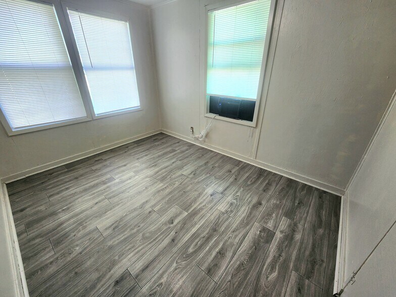 Back bedroom - 810 E Doddridge Ave