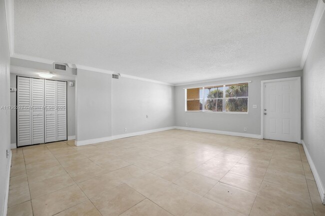 Building Photo - 850 E Commercial Blvd