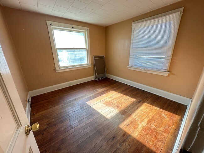 Building Photo - 514 16th St NE