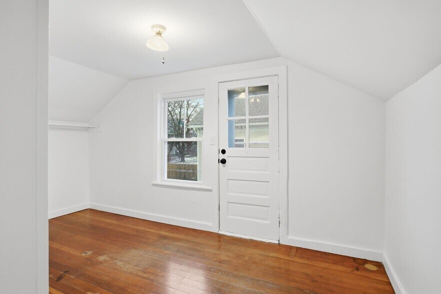 Building Photo - 7 Day Ave