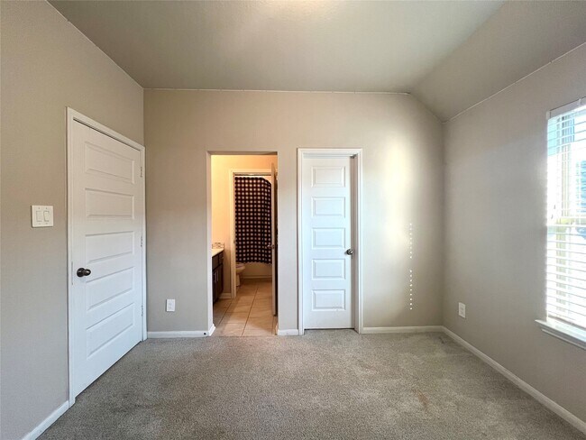 Building Photo - 15815 Sunlit Falls Dr