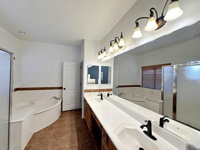 Building Photo - SINGLE STORY 3 BEDROOM IN NORTHWEST CENTEN...