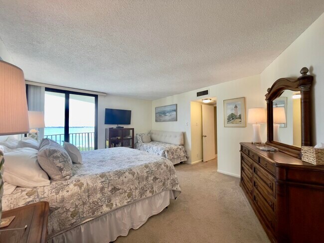 Building Photo - 5420 N Ocean Dr