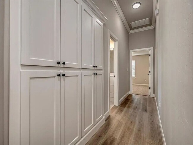 Building Photo - Modern 4-Bed, 2-Bath Mustang Home with 3-Car Garage!