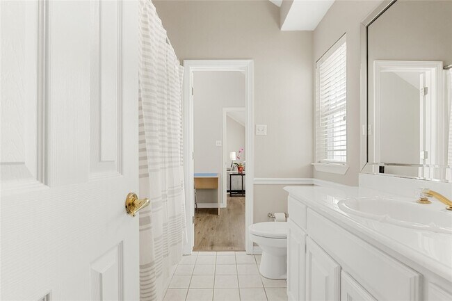 Building Photo - 118 W Greenbriar Ln