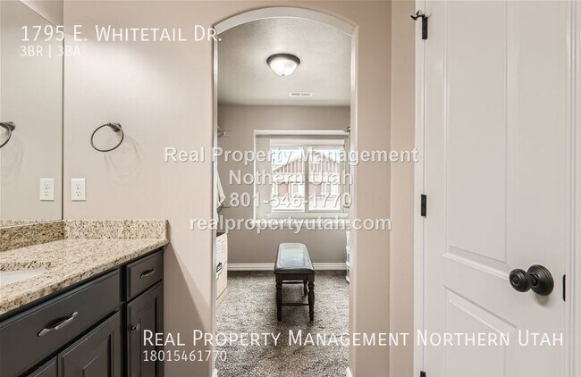 Building Photo - 1795 E Whitetail Dr