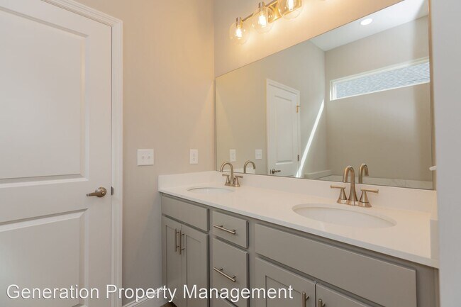 Building Photo - 4 br, 2.5 bath House - 566 Strong Avenue