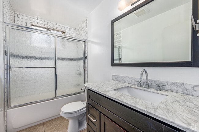 1BR, 1BA - 800SF - Bathroom - 4565 Oakwood Ave