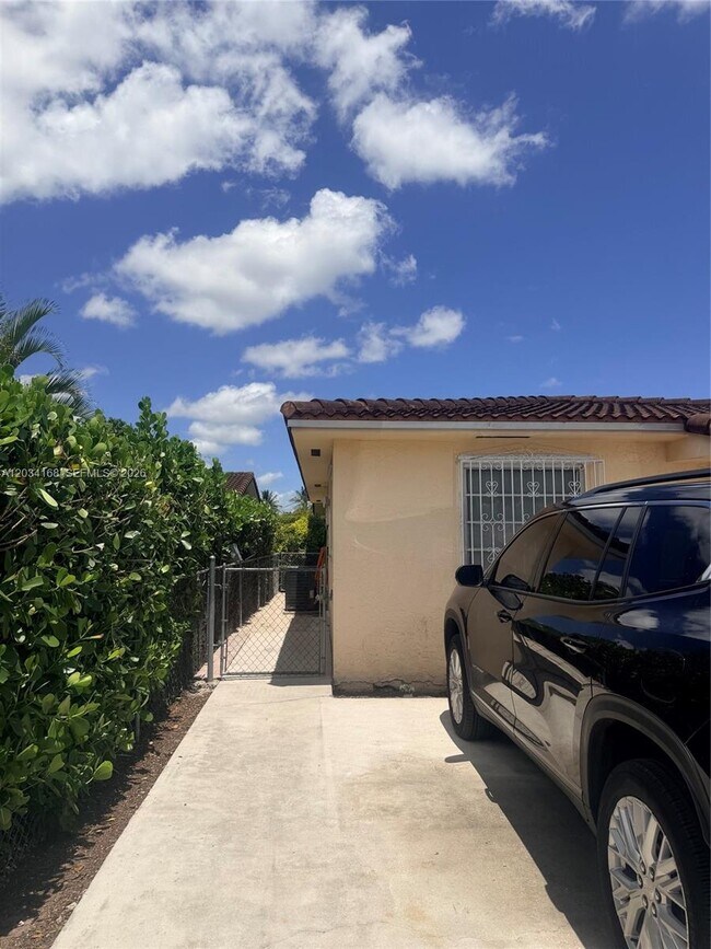 Building Photo - 3821 SW 89th Ct