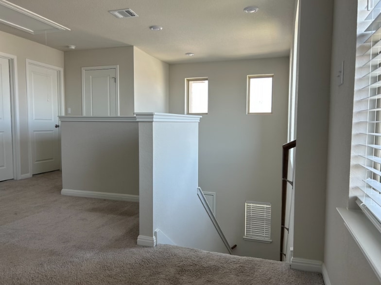 Building Photo - 109 Serpens St