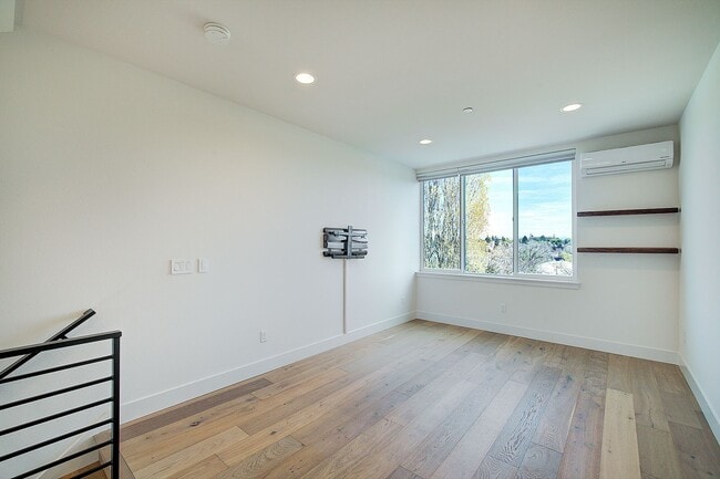 Building Photo - 3Bd/1.5Ba Seattle Townhouse