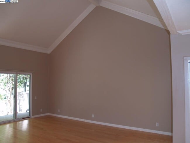 Building Photo - 647 Doral Dr