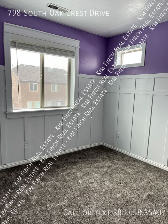 Building Photo - 798 S Oak Crest Dr