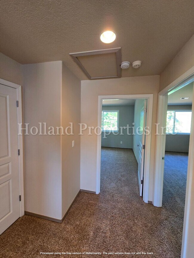 Building Photo - Modern Comfort Meets Prime Beaverton Living