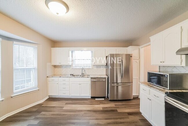 Building Photo - 914 SW Foxtail Dr