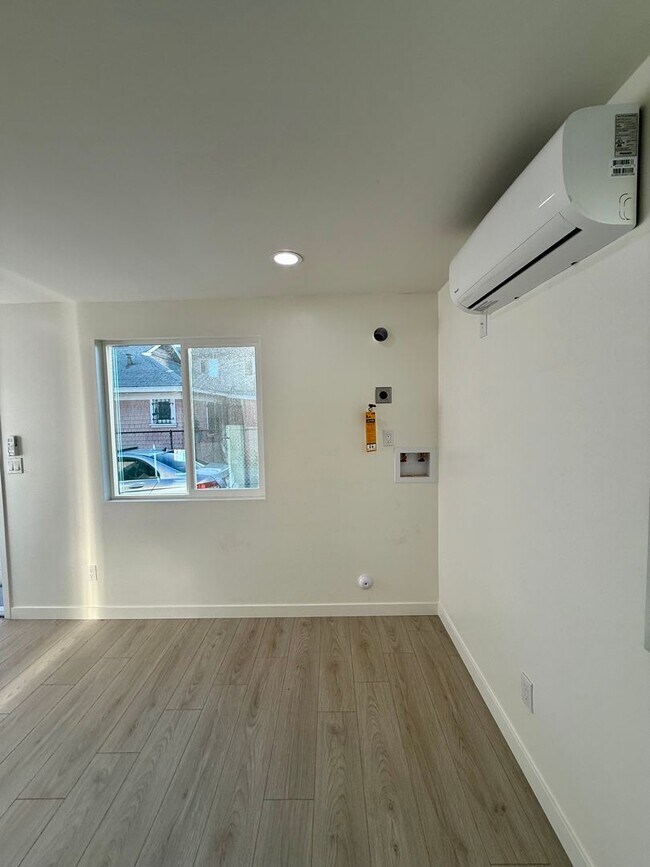 Building Photo - 845 W 76th St