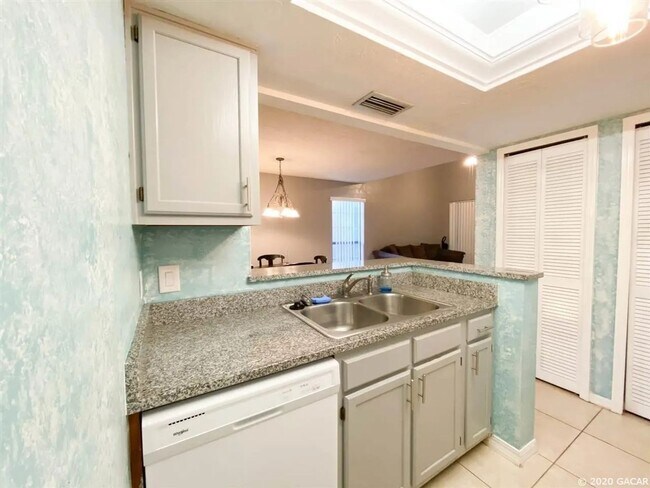 Building Photo - 5855 SW 8th Pl