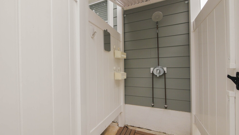 Building Photo - 12 N Delavan Ave