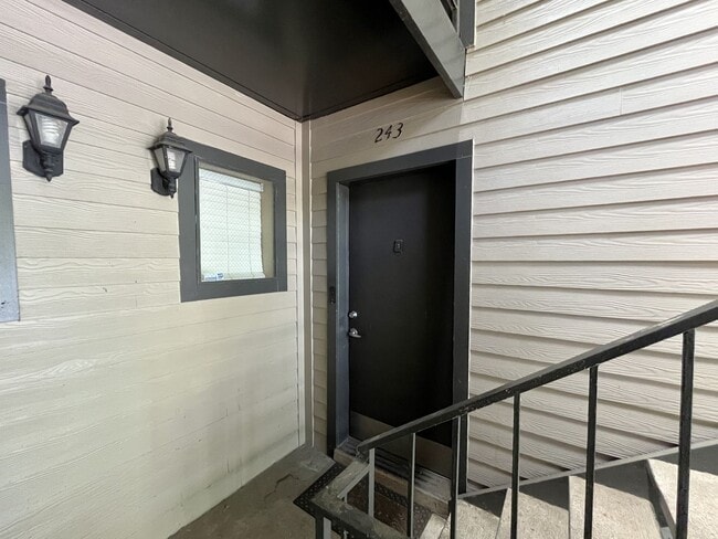 Building Photo - Great 1 bedroom, 1 bathroom condo in the heart of Green Hills!