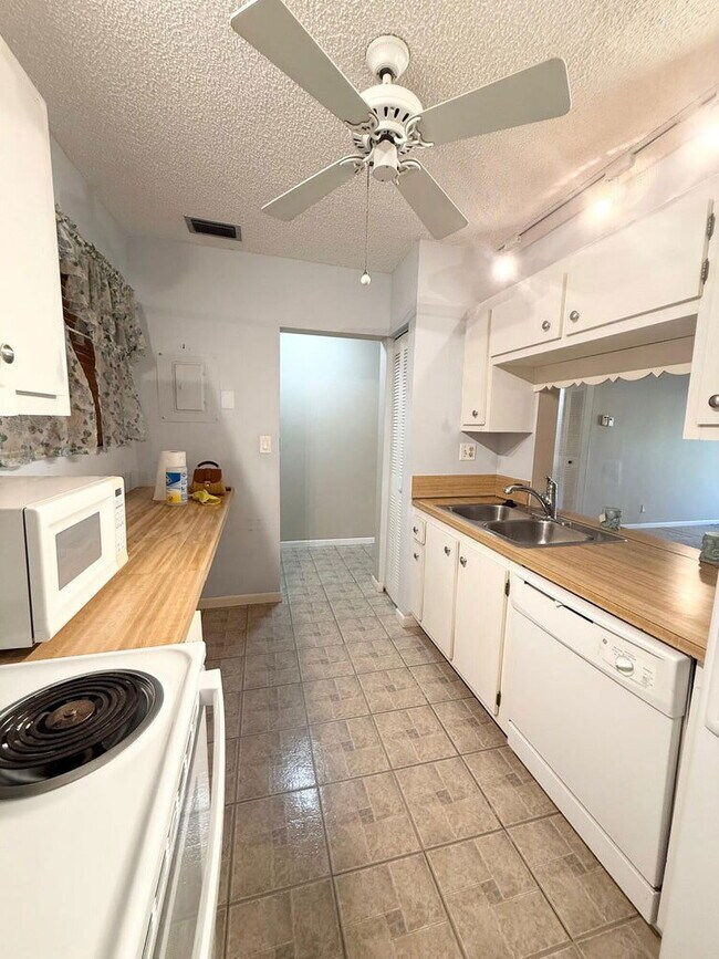 Building Photo - 930 SW 9th St Cir