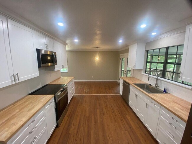 Building Photo - 1305 Sun Cir