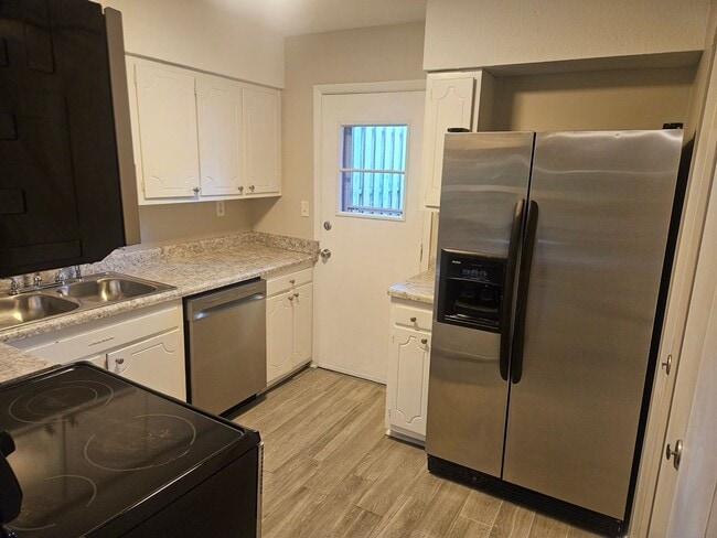 Building Photo - Lovely 2 BR 2.5 BA TH near UNC Chapel Hill! Available Now
