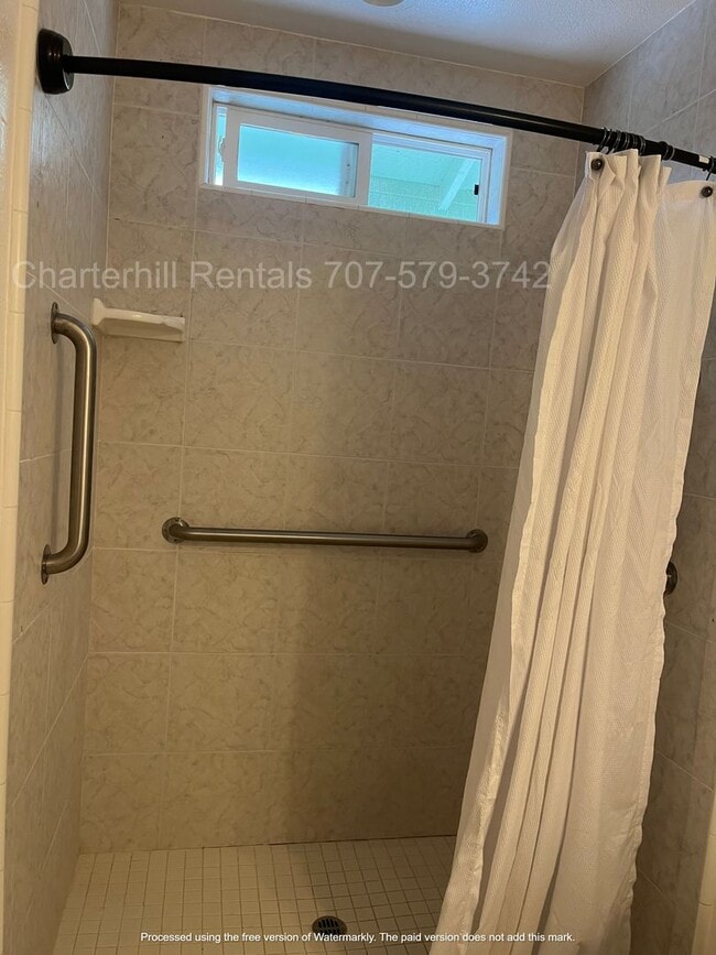 Building Photo - Lovely home on large lot down a private la...