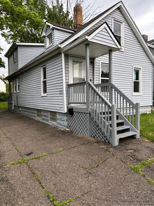 Building Photo - Section 8 Accepted, Cozy 3BR 1BA Home