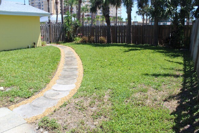 Building Photo - Half duplex close to the beach!