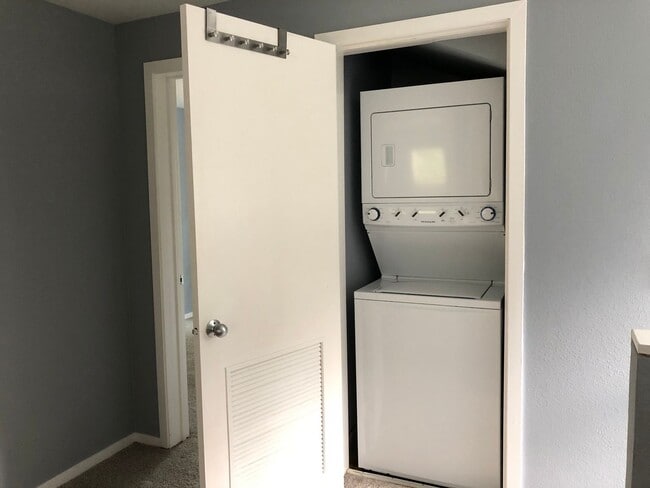 Building Photo - 3 bedroooms townhouse. Great School District!!