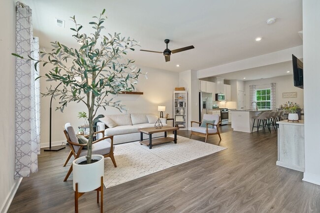 Building Photo - APPLICATIONS PENDING 3be/2.5ba 3-Level Townhouse Key Location Between Durham and Chapel Hill