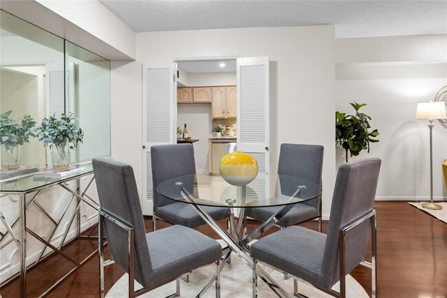 Building Photo - 353 N Post Oak Ln