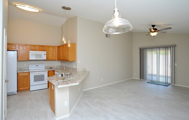 Building Photo - All tile 4 bedroom home in Oro Valley!