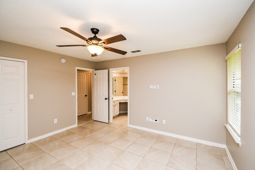 Building Photo - 8618 Wyndhurst Dr