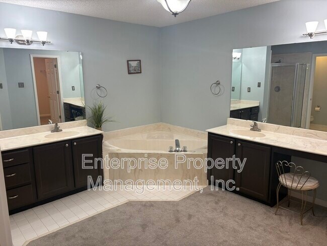 Building Photo - 6894 Hedgewood Ln