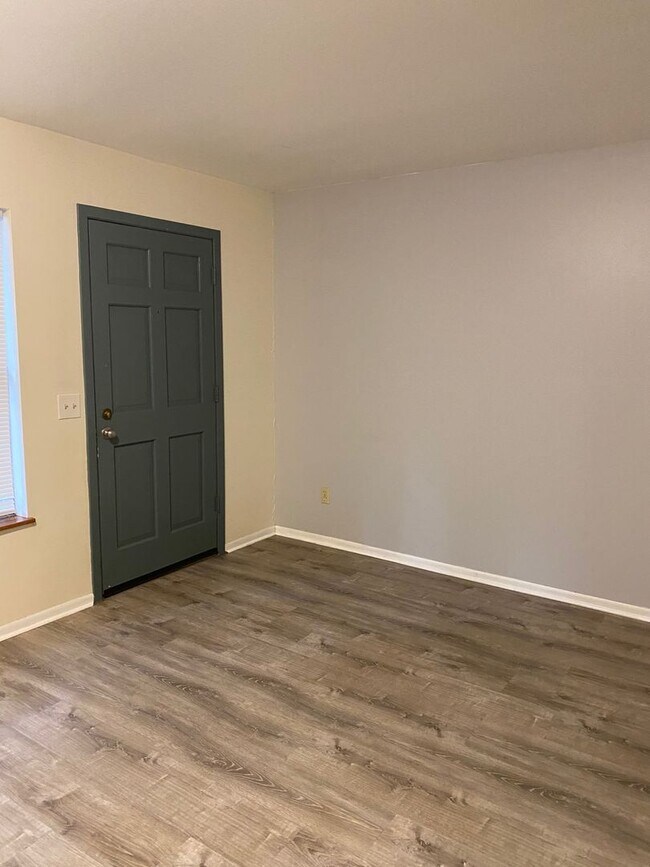 Building Photo - 3 Bedroom 2 Bath Close to the U of M Avail...