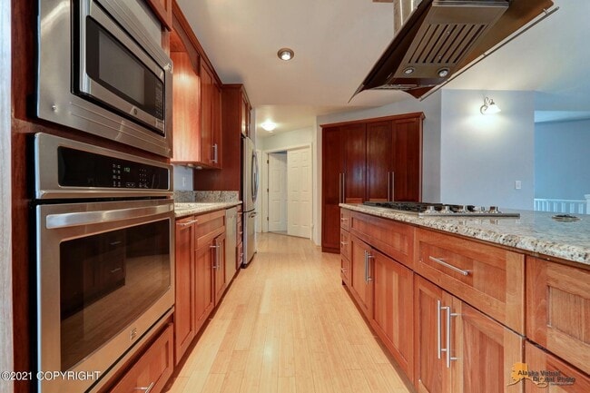 Building Photo - BEAUTIFUL, FULLY UPDATED SINGLE FAMILY HOM...