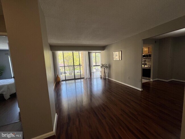 Building Photo - 4500 S Four Mile Run Dr