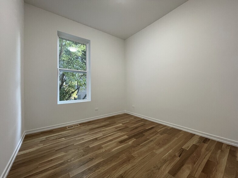 Building Photo - 822 N Winchester Ave