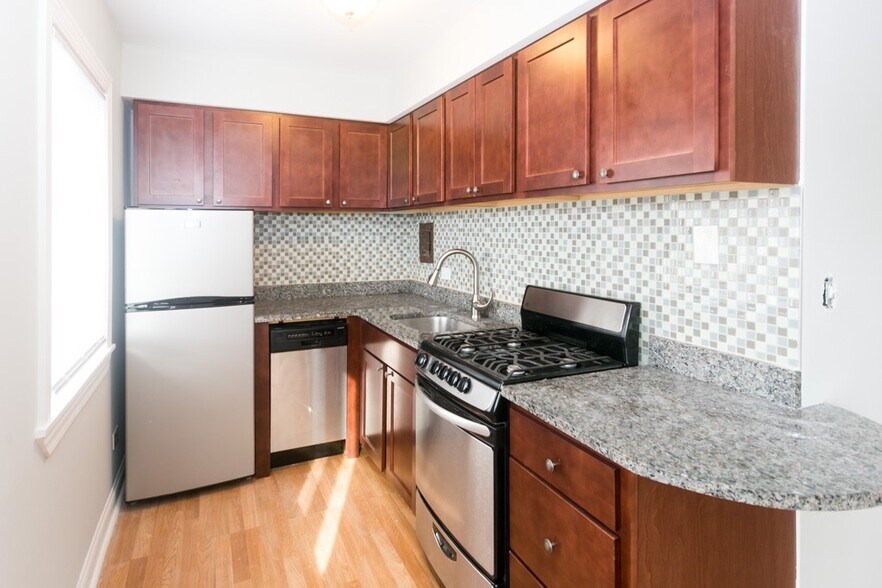 Building Photo - 701 Elm Pl