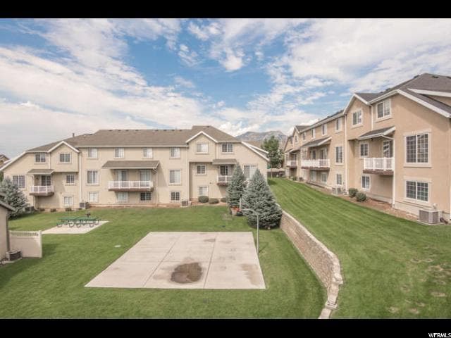 Building Photo - Lovely Townhome Conveniently Located Near ...