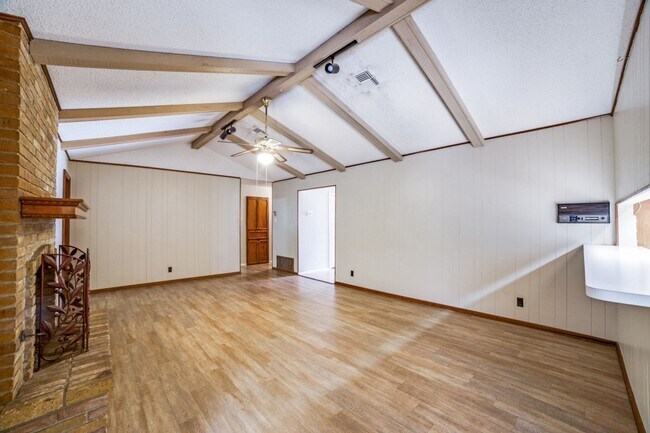 Building Photo - Thousand Oaks neighborhood! Over 1800 sqft!