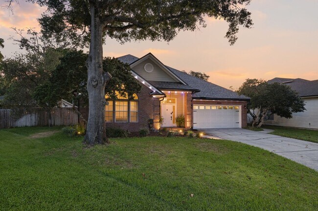 Building Photo - Pool Home