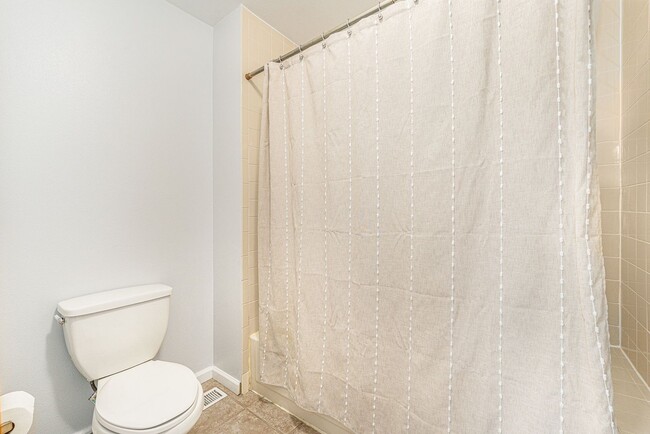 Building Photo - Light & Bright End Unit Townhouse