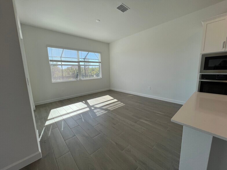 Dining area - 8006 Lakes Edge Ln
